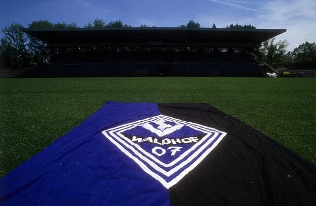 Fahne des SV Waldhof Mannheim auf dem Rasen des Carl Benz Stadions o0 Saison 1989 1990, Objekte, Fahne, Vereinsfahne, Vereinsfahnen,
