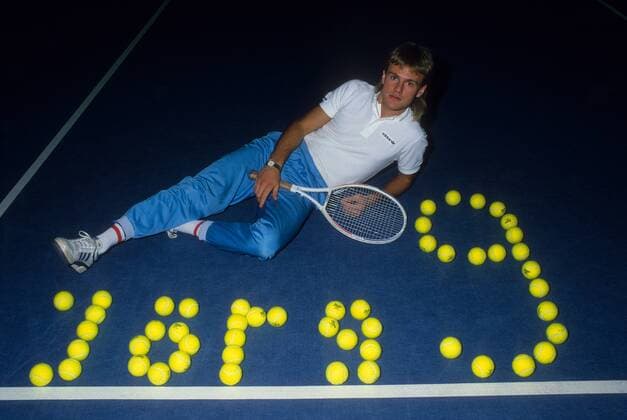 Jörg Neun (Deutschland SV Waldhof Mannheim) neben seinen Namen bildenden Tennisbällen Einzelbild, Ball, Bälle, Kurios Schriftzug, Name, Vorname, Zahl, Ziffer,