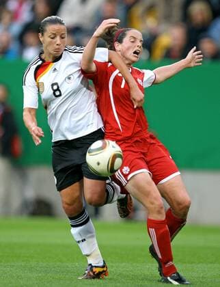 15.09.2010, Fussball Frauen Freundschaftsspiel , Deutschland - Kanada in Dresden. v.l. Inka Grings (Deutschland) , Rhian Wilkinson (Kanada)