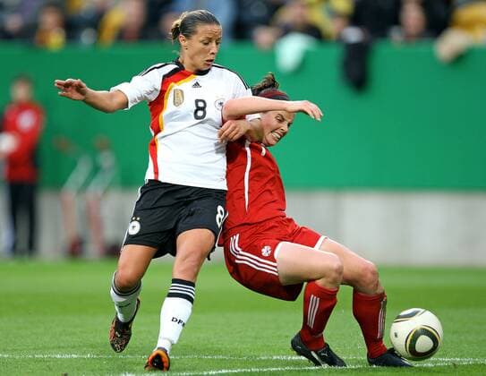15.09.2010, Fussball Frauen Freundschaftsspiel , Deutschland - Kanada in Dresden. v.l. Inka Grings (Deutschland) , Rhian Wilkinson (Kanada)