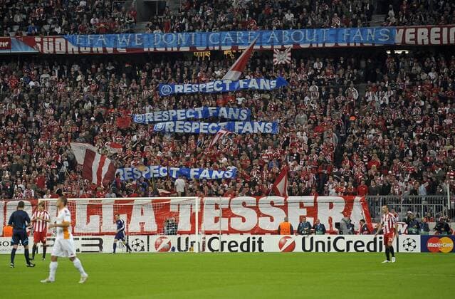 15.09.2010, Fußball Champions League , Gruppe E, FC Bayern München, in der Münchner Allianz-Arena, Fanchoreografie wurde den Bayernfans verboten, sie fordern: Respect Fans! o0 Verbot Choreographie Objekte Plakat Fanplakat Transparent Zuschauer Totale