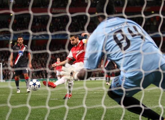 Arsenal s Cesc Fabregas scoring his sides opening goal --- UEFA Champions League - Group H - FC Arsenal London (red) vs SC Sporting Braga (black), 15th September, 2010 EDITORIAL USE ONLY. No use with unauthorised audio, video, data, fixture lists, club league logos or live services. Online in-match use limited to 120 images, no video emulation. No use in betting, games or single club league player publications. o0 Hintertor Hintertorkamera Hintertorperspektive Tor Elfmeter