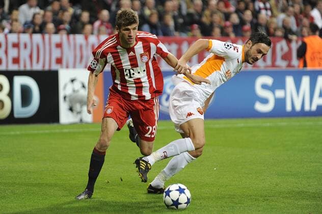 Thomas MÜLLER (Bayern Muenchen) , Aktion, Zweikampf gegen Marco CASSETTI (Rom). --- FC Bayern München (rot) vs AS Rom (weiß) 2:0