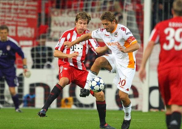 Holger Badstuber (FCB 28) im Zweikampf um den Ball gegen Francesco TOTTI, 10 --- FC Bayern München (rot) vs AS Rom (weiß) 2:0