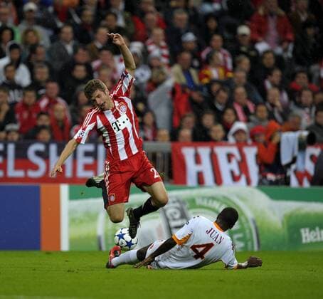 15.09.2010, Fußball Champions League , Gruppe E, FC Bayern München - AS Rom, in der Münchner Allianz-Arena, Juan (AS Rom) gegen Thomas Müller (Bayern München).