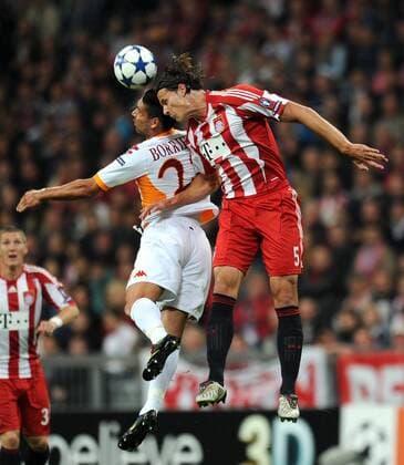FUSSBALL CHAMPIONS LEAGUE SAISON 2010 2011 GRUPPE E 15.09.2010 FC Bayern Muenchen - AS Rom Marco Borriello (li, AS Rom) gegen Daniel van Buyten (re, FC Bayern Muenchen) 