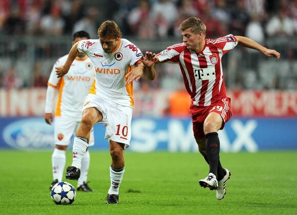 FUSSBALL CHAMPIONS LEAGUE SAISON 2010 2011 GRUPPE E 15.09.2010 FC Bayern Muenchen - AS Rom Francesco Totti (li, AS Rom) gegen Toni Kroos (re, FC Bayern Muenchen) 