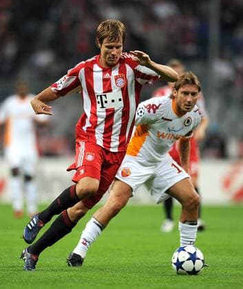 FUSSBALL CHAMPIONS LEAGUE SAISON 2010 2011 GRUPPE E 15.09.2010 FC Bayern Muenchen - AS Rom Francesco Totti (re, AS Rom) gegen Holger Badstuber (li, FC Bayern Muenchen) 