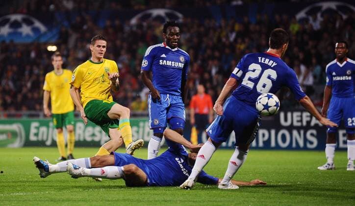 MSK Zilina (yelllow) vs. Chelsea FC London (blue) - ROBERT JEZ (L), Michael Essien -  20100915LUK015