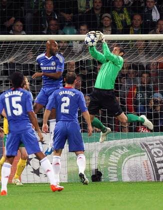 MSK Zilina (yelllow) vs. Chelsea FC London (blue) - Nicolas Anelka (2L), GK Martin Dubravka -  20100915LUK006