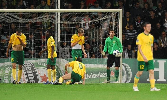 MSK Zilina (yelllow) vs. Chelsea FC London (blue) - GK MARTIN DUBRAVKA -  20100915LUK027 o0 Enttäuschung,