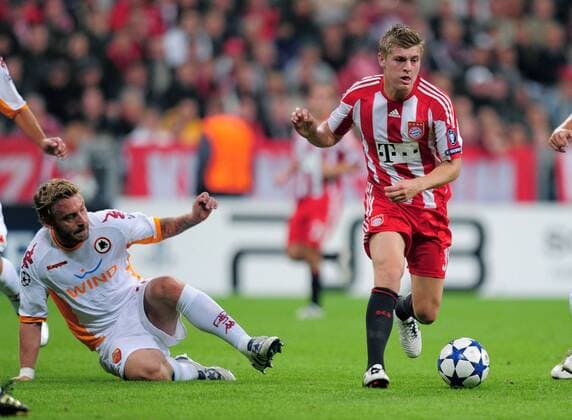 FUSSBALL CHAMPIONS LEAGUE SAISON 2010 2011 GRUPPE E FC Bayern München - AS Rom 15.09.2010 Daniele De Rossi (li, AS Rom) gegen Toni Kroos (re, Bayern) 