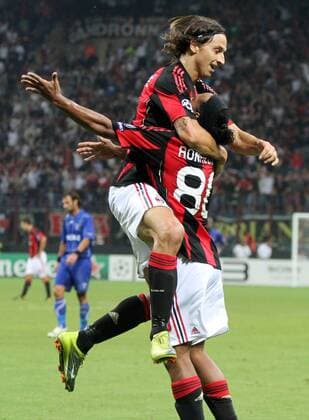 Celebration of ZLATAN IBRAHIMOVIC (L) after scoring with RONALDINHO --- AC Milan (red stripes) vs AJ Auxerre (blue) 2:0 --- ALBERTOXCAMICI o0 Jubel Freude