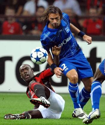 CLARENCE SEEDORF (MILAN), CEDRIC HENGBART (AUXERRE) --- AC Milan (red stripes) vs AJ Auxerre (blue) 2:0 --- ANDREAXSTACCIOLI