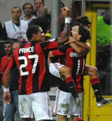 Celebration of ZLATAN IBRAHIMOVIC (R) after scoring --- AC Milan (red stripes) vs AJ Auxerre (blue) 2:0 --- ANDREAXSTACCIOLI o0 Jubel Freude