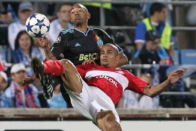 Olympique Marseille (schwarz) vs. Spartak Moskva (rot) - Edouard Cisse (OM) und Welliton (FCSM) - C1- Stade Velodrome - Marseille - 15-09-10 - xEddyLEMAISTREx - 