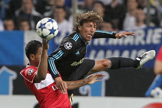 Olympique Marseille (schwarz) vs. Spartak Moskva (rot) - Gabriel Heinze (OM) gegen Ari (FCSM) - C1- Stade Velodrome - Marseille - 15-09-10 - xEddyLEMAISTREx - 