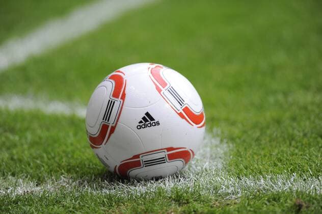 Der Adidas Torfabrik Ball liegt für eine Ecke bereit