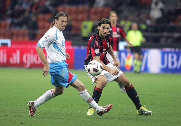 ZLATAN IBRAHIMOVIC (Milan) gegen EZEQUIEL CARBONI - AC Mailand (rot) - Catania Calcio -