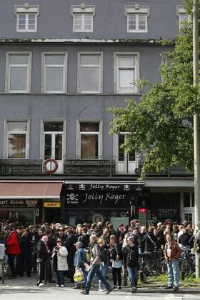1. Bundesliga 2010 2011, FC St. Pauli Fans vor der Fankneipe Jolly Roger in Hamburg, xHOCHxZWEIx xPhilippxSzyzax o0 Kneipe Fantreff Fan, Fußballfan, Publikum totale