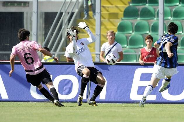 Palermo 19 09 2010 - Serie A US Palermo - Inter Mailand: Diego Milito (Inter Mailand, re.) gegen Salvatore Sirigu (Palermo, Mitte) - 