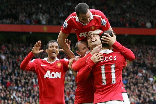 Football - Premier League - Manchester United vs. Liverpool FC, Dimitar Berbatov (2.R) of Manchester United is congratulated by team mates following his second goal at Old Trafford  o0 ManU Jubel, Freude