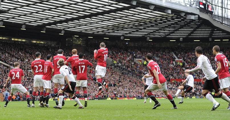 Steven Gerrard 3.r of Liverpool FC scores the equalising second goal from a free kick Barclays Premier League Manchester United Manu v Liverpool FC 19th September, 2010 EDITORIAL USE ONLY. No use with unauthorised audio, video, data, fixture lists, club league logos or live services. Online in-match use limited to 120 images, no video emulation. No use in betting, games or single club league player publications. o0 Tor Totale