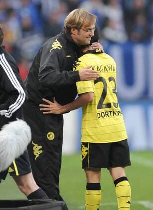 FUSSBALL, 1. BUNDESLIGA, SAISON 2010-2011, 4. Spieltag, 19-09-10, FC Schalke 04 - Borussia Dortmund, Trainer Jürgen Klopp (Borussia Dortmund, L) umarmt Shinji Kagawa (Borussia Dortmund)