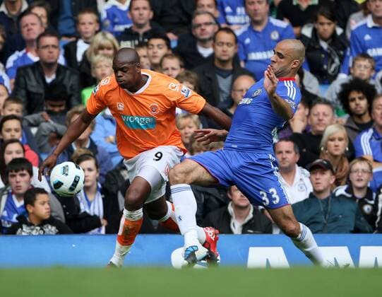 Chelsea s Alex (R) tussles with Blackpool s Marlon Harewood - Barclays Premier League Chelsea FC London - Blackpool FC - EDITORIAL USE ONLY. No use with unauthorised audio, video, data, fixture lists, club league logos or live services. Online in-match use limited to 120 images, no video emulation. No use in betting, games or single club league player publications.