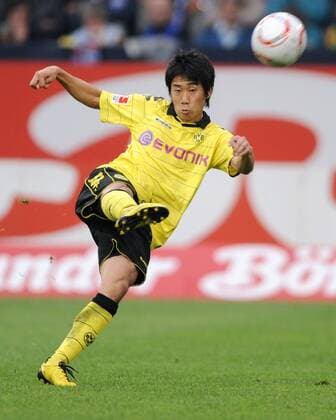 FUSSBALL, 1. BUNDESLIGA, SAISON 2010-2011, 4. Spieltag, 19-09-10, FC Schalke 04 - Borussia Dortmund 1-3, Shinji Kagawa (Borussia Dortmund) mit einem Volleyschuss o0 BVB