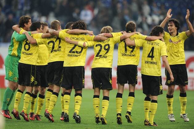 FUSSBALL, 1. BUNDESLIGA, SAISON 2010-2011, 4. Spieltag, 19-09-10, FC Schalke 04 - Borussia Dortmund 1-3, Dortmunds Spieler feiern den Sieg, rechts Mats Hummels (Borussia Dortmund) o0 BVB