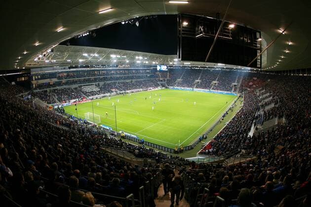 Fussball Bundesliga. Saison 2010-2011. 05. Spieltag. TSG 1899 Hoffenheim - FC Bayern München. Rhein-Neckar-Arena. Übersichtsbild von der Tribüne auf das Spielfeld. o0 fisheye, Zuschauerperspektive