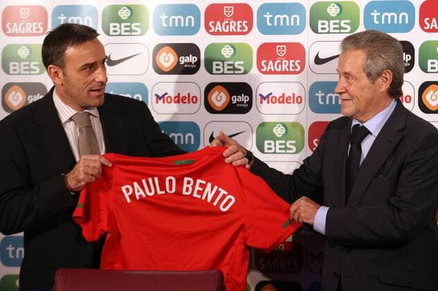 PORTUGAL,LISBON : Portugal s National team new coach Paulo Bento (L) with Gilberto Madail (R) president of the Portuguese Futball Federation during press conference at FPF Portuguese Football Federation in Lisbon on 22 September 2010 - PAULOxAMORIMxLATINPHOTO  PA003 o0 Funktionär
