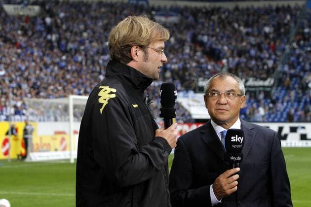 FC Schalke 04 (blau) vs. Borussia Dortmund BVB (gelb) 1:3 - Trainer Jürgen Klopp (li.) und Trainer Felix Magath (re.) beim SKY-Interview vor dem Spiel. o0 kurios Komik Skepsis