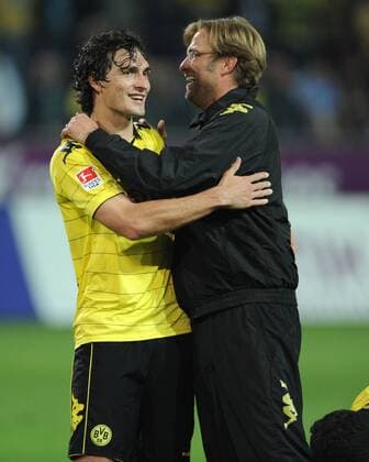 FUSSBALL, 1. BUNDESLIGA, SAISON 2010-2011, 5. Spieltag, 22-09-10, Borussia Dortmund BVB - 1. FC Kaiserslautern Lautern 5-0, Trainer Jürgen Klopp (Borussia Dortmund), rechts, umarmt nach dem Spiel Mats Hummels (Borussia Dortmund),