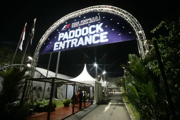 Motorsports Formula 1: World Championship 2010, GP of Singapore, paddock entrance, circuit xHOCHxZWEIx o0 Eingang Fahrerlager