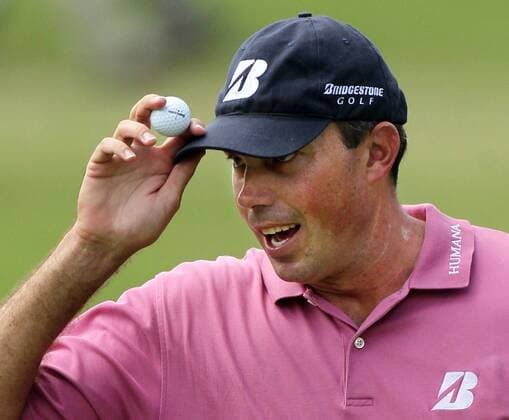 Sept. 23, 2010 - Atlanta, USA - 100923 Atlanta - FedEx Cup points leader Matt Kuchar USA, Atlanta, tips his hat to the gallery after saving his par on the 2nd hole during the opening round of The Tour Championship at East Lake Golf Club in Atlanta on Thursday, Sept. 23, 2010. . - ZUMAaj1 Fed Ex Fedexcup