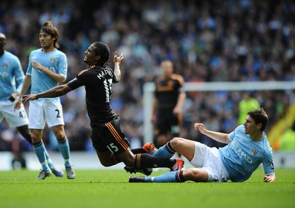 Premier League - Manchester City - Chelsea FC London 1:0 - Manchester City s Gareth Barry (R) tackles Chelsea s Florent Malouda at the City of Manchester Stadium, Manchester 