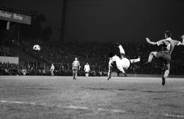 Pele (FC Santos, 2.v.re.) - Fallrückzieher Fußball Herren Saison 1966 1967, TSV 1860 München - FC Santos 4:5, Test, Testspiel Totale München Dynamik,