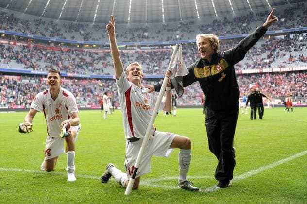 Die Mainzer Boygroup mit Adam SZALAI, Andre SCHUERRLE und Lewis HOLTBY rockt die Liga, 1.FSV Mainz 05 o0 Jubel, Freude Eckfahne