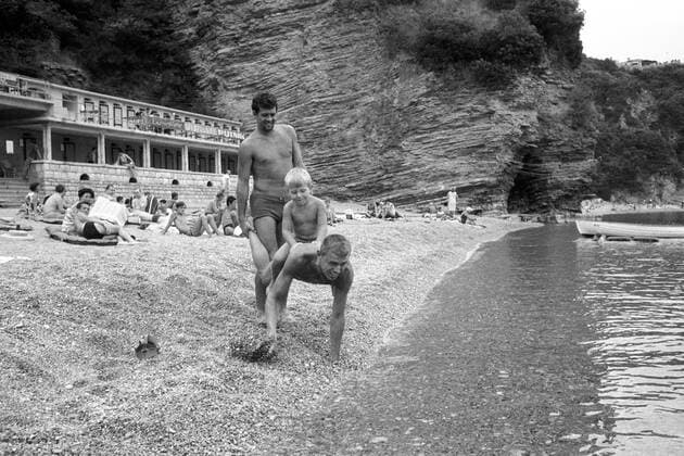 Torwart Wolfgang Fahrian (li.) albert mit Friedhelm Timo Konietzka (beide 1860) und dessen Sohn Oliver am Strand von Budva Fußball 1. BL Herren Saison 1966 1967, TSV 1860 München, Urlaub, Freizeit, Gruppe Budva Freude, Begeisterung,