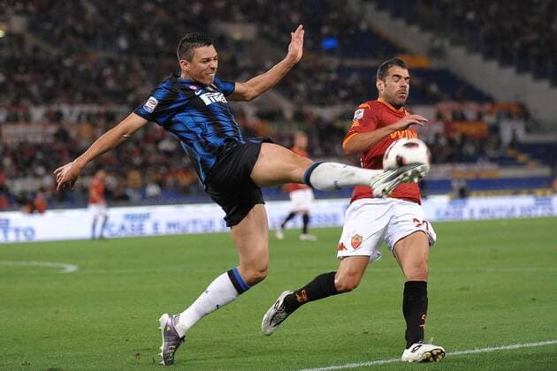 AS Rom (rot) - Inter Mailand (blau): Lucio (li.) gegen Simone Perrotta 