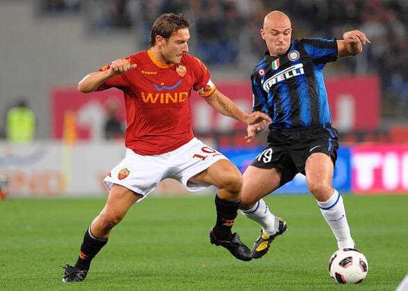 Francesco Totti (roma) und Esteban Cambiasso (inter) Rom, 25-09-2010, AS Rom (rot) vs Inter Mailand (blau) masssimoxoliva