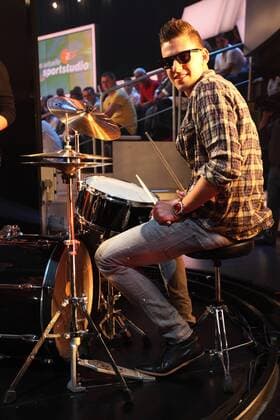ADAM SZALAI (FSV Mainz 05) - Der Youngstar des FSV Mainz 05 während einer Performance im Aktuellen Sportstudio bei der der ritualisierte Torjubel im Stile einer Band mit imaginären Instrumenten showgerecht mit echten Instrumenten inszeniert wird - Die Bruchweg Boys -SPORTSTUDIO MAINZ 25.9.10 o0 kurios Komik Instrument Schlagzeug Schlagzeuger Objekte Musik Musikgruppe