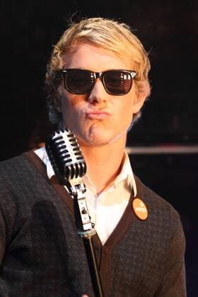 ANDRE SCHUERRLE (FSV Mainz 05) - Der Youngstar des FSV Mainz 05 während einer Performance im Aktuellen Sportstudio bei der der ritualisierte Torjubel im Stile einer Band mit imaginären Instrumenten showgerecht mit echten Instrumenten inszeniert wird - Die Bruchweg Boys - SPORTSTUDIO MAINZ 25.9.10 o0 kurios Komik Sänger Mikrofon Objekte Musik Musikgruppe