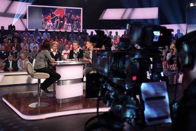 (L-R) ZDF Moderatorin KATRIN MUELLER HOHENSTEIN, LEWIS HOLTBY (FSV Mainz 05), ANDRE SCHUERRLE (FSV Mainz 05), ADAM SZALAI (FSV Mainz 05) SPORTSTUDIO MAINZ 25.9.10