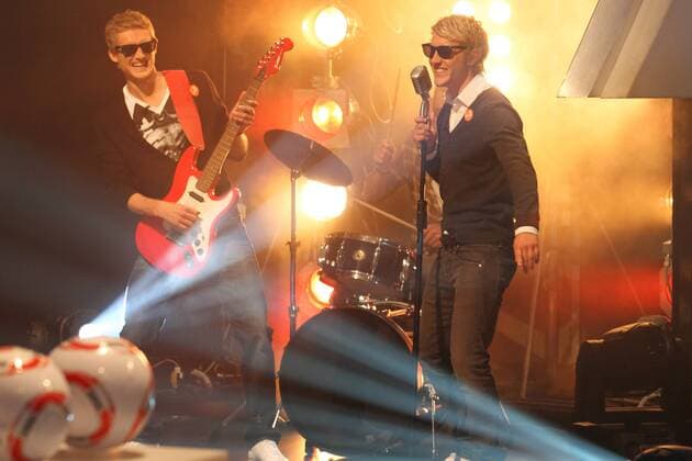 ANDRE SCHUERRLE (FSV Mainz 05), ADAM SZALAI (FSV Mainz 05), LEWIS HOLTBY (FSV Mainz 05) - Die Youngstars des FSV Mainz 05 während einer Performance im Aktuellen Sportstudio bei der der ritualisierte Torjubel im Stile einer Band mit imaginären Instrumenten showgerecht mit echten Instrumenten inszeniert wird - Die Bruchweg Boys - MAINZ 25.9.10 o0 kurios Komik Musik Musikgruppe Instrument Objekte Bühne Jubel Jubelritual Ritual Freude