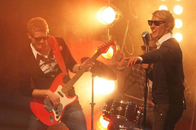 ANDRE SCHUERRLE (FSV Mainz 05, Gitarre), ADAM SZALAI (FSV Mainz 05, Schlagzeug), LEWIS HOLTBY (FSV Mainz 05, Gesang) - Die Youngstars des FSV Mainz 05 nach einer Performance im Aktuellen Sportstudio bei der der ritualisierte Torjubel im Stile einer Band mit imaginären Instrumenten showgerecht mit echten Instrumenten inszeniert wird - Die Bruchweg Boys - MAINZ 25.9.10 o0 kurios Komik Musik Musikgruppe Instrument Objekte Bühne Jubel Jubelritual Ritual Freude