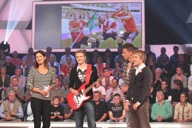 (L-R) ZDF Moderatorin KATRIN MUELLER HOHENSTEIN, ANDRE SCHUERRLE (FSV Mainz 05), ADAM SZALAI (FSV Mainz 05), LEWIS HOLTBY (FSV Mainz 05) SPORTSTUDIO MAINZ 25.9.10 - Die Youngstars des FSV Mainz 05 nach einer Performance im Aktuellen Sportstudio bei der der ritualisierte Torjubel im Stile einer Band mit imaginären Instrumenten showgerecht mit echten Instrumenten inszeniert wird - Die Bruchweg Boys - MAINZ 25.9.10 o0 kurios Komik Musik Musikgruppe Instrument Objekte Jubel Freude