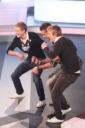 (L-R) ANDRE SCHUERRLE (FSV Mainz 05), LEWIS HOLTBY (FSV Mainz 05), ADAM SZALAI (FSV Mainz 05) simulieren im aktuellen SPORTSTUDIO ihr Jubelritual MAINZ 25.9.10 o0 kurios Komik Musik Band Musikgruppe Jubel Jubelritual Ritual Freude